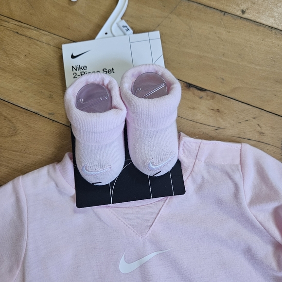 Baby Nike 0-6 Months Gift Set Pink Onesie + Socks - Picture 2 of 6
